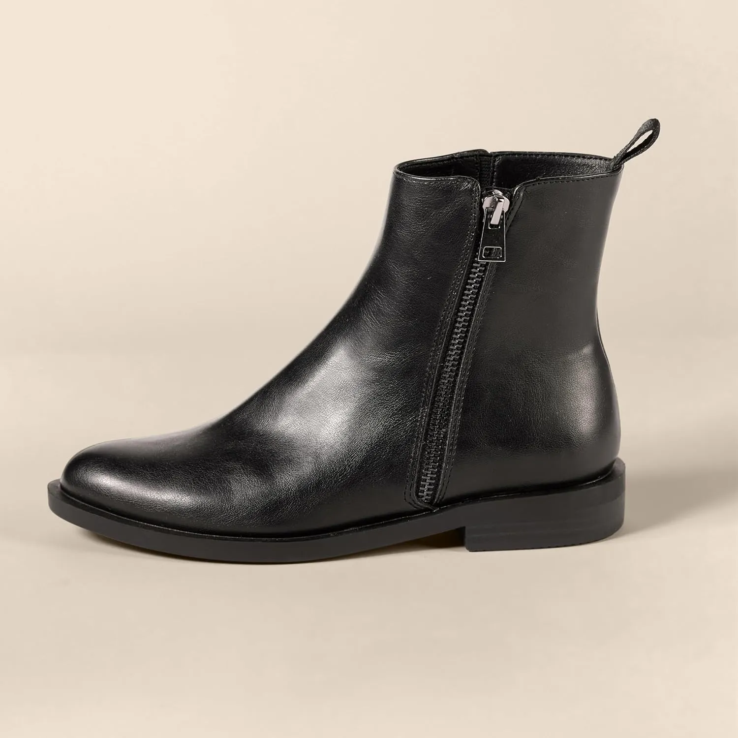 Amazon Essentials Women's Exterior Zip Flat Ankle Boot