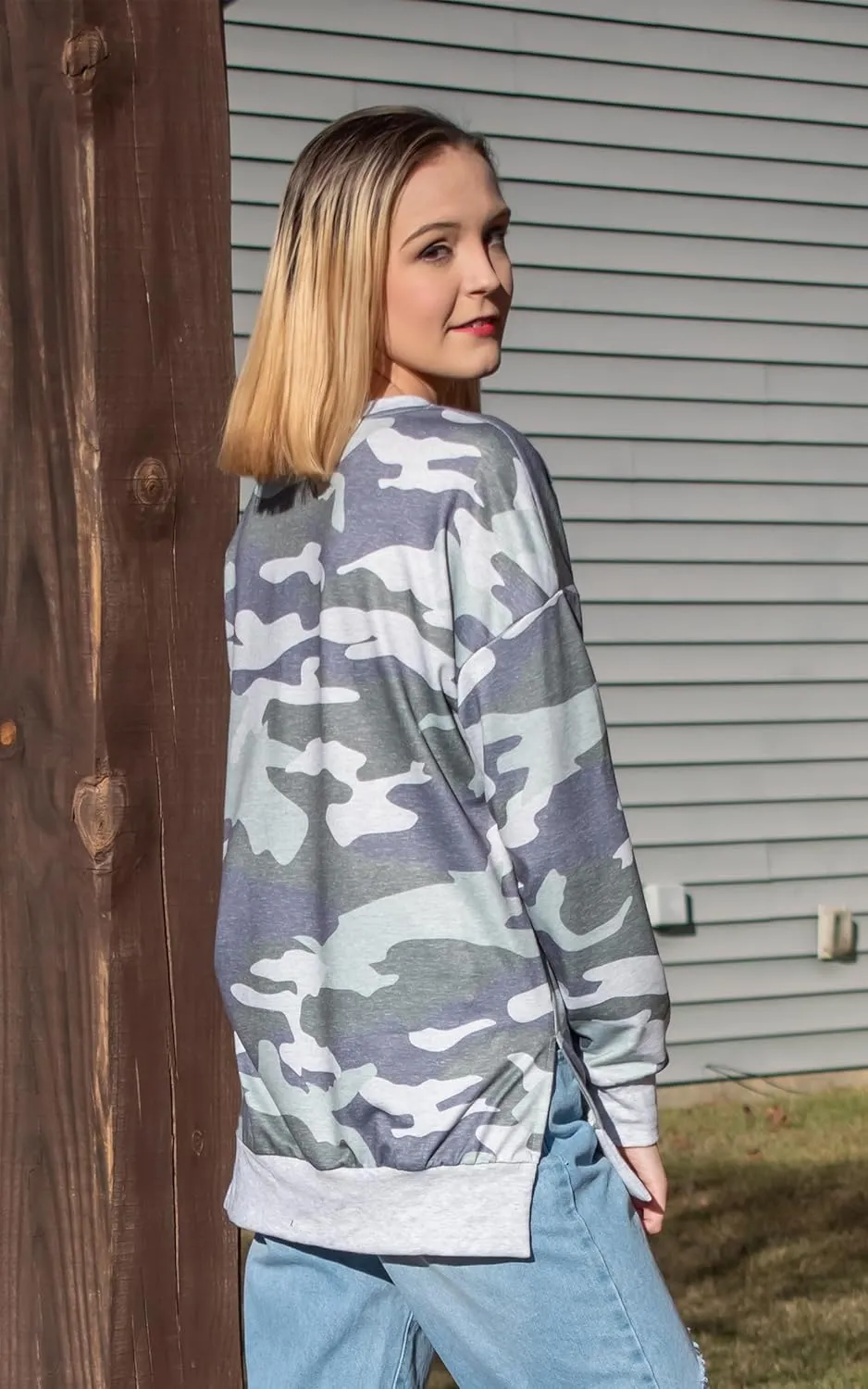 ECOWISH Women Side Split Sweatshirt: Fall Crewneck Long Sleeve Oversized Camo Shirts Casual Camouflage Print Pullover Tops